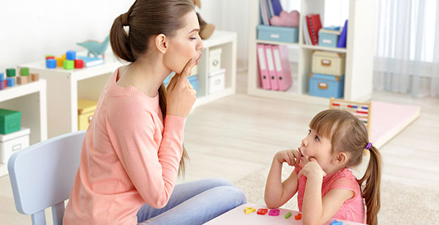 Fonoaudióloga trabajando con niña