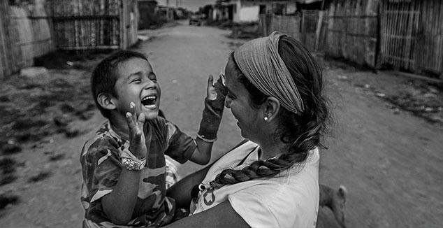 Mujer en Trabajo social UDLA