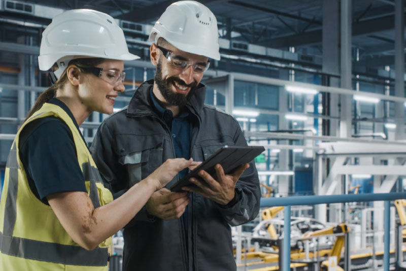 Equipo de Ingeniería Civil Industrial en una sesión de trabajo