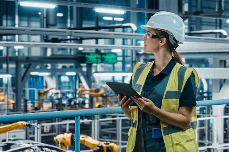 Ingeniera Industrial supervisando un proyecto al interior de una industria