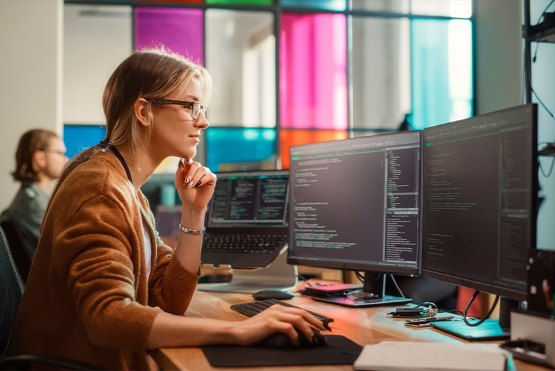 Estudiante de Ingeniería en Informática ejecutando un proyecto de código