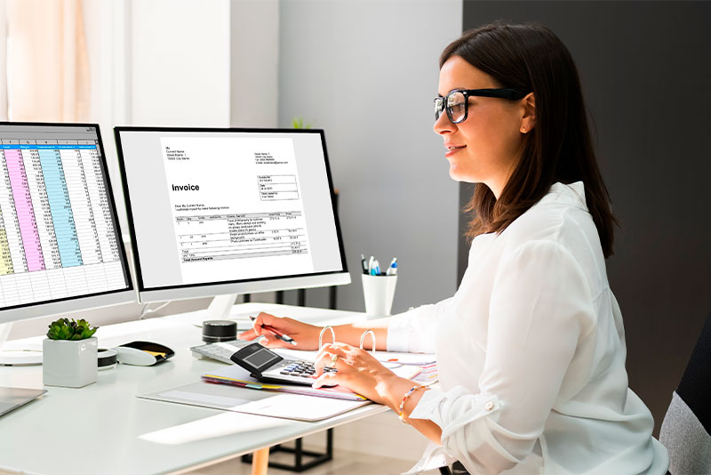 Profesional Contadora auditando desde su computadora de oficina