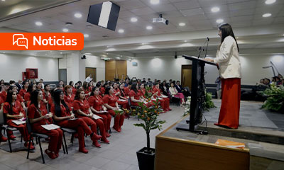 Primera generación de estudiantes de Obstetricia y Puericultura celebra hito de Investidura