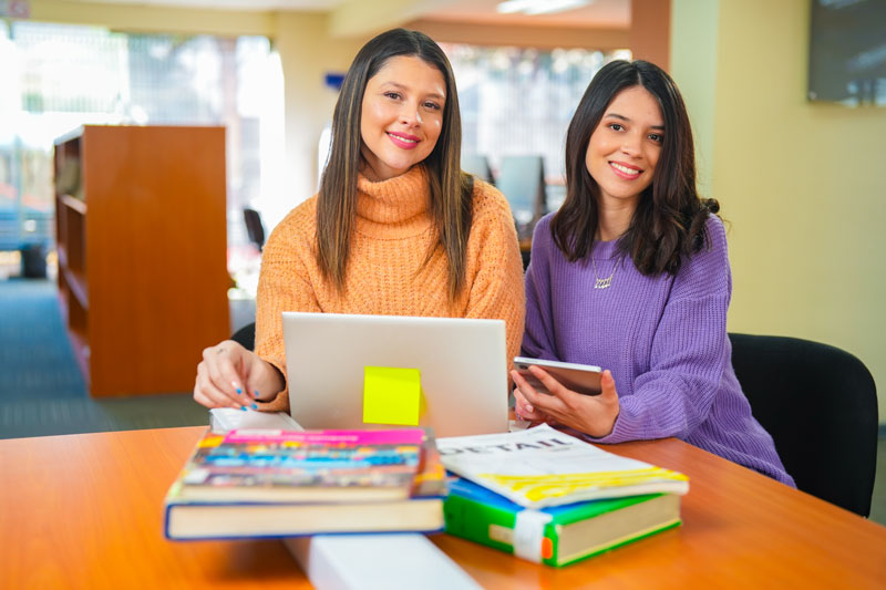 Jóvenes estudiantes postulando al FUAS para obtener beneficios de educación