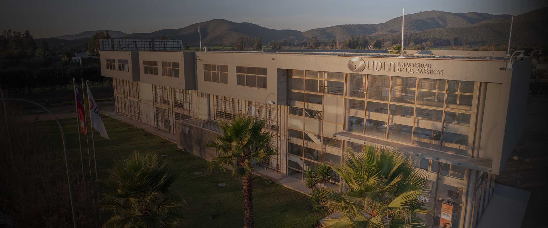 Estudiantes convalidando sus estudios para estudiar una carrera universitaria en UDLA